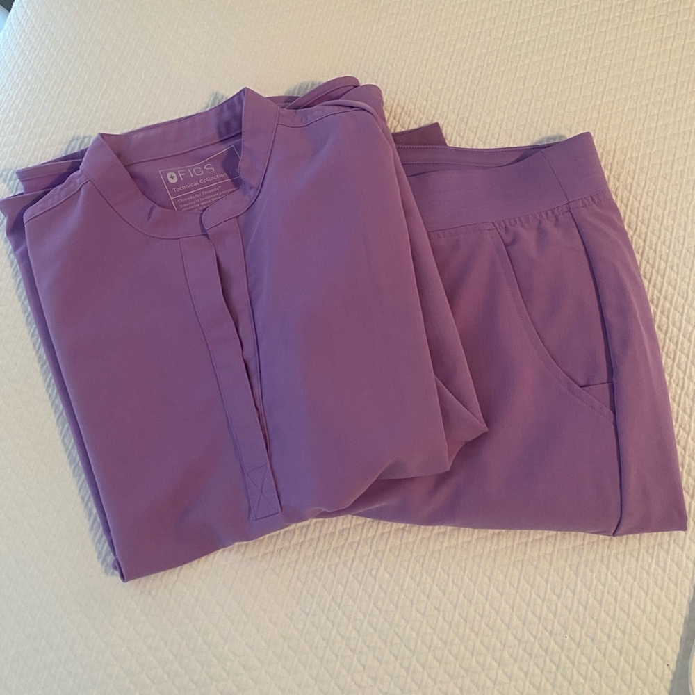 Figs Rafaela scrub top (small) and Zamora scrub bottoms (medium tall)